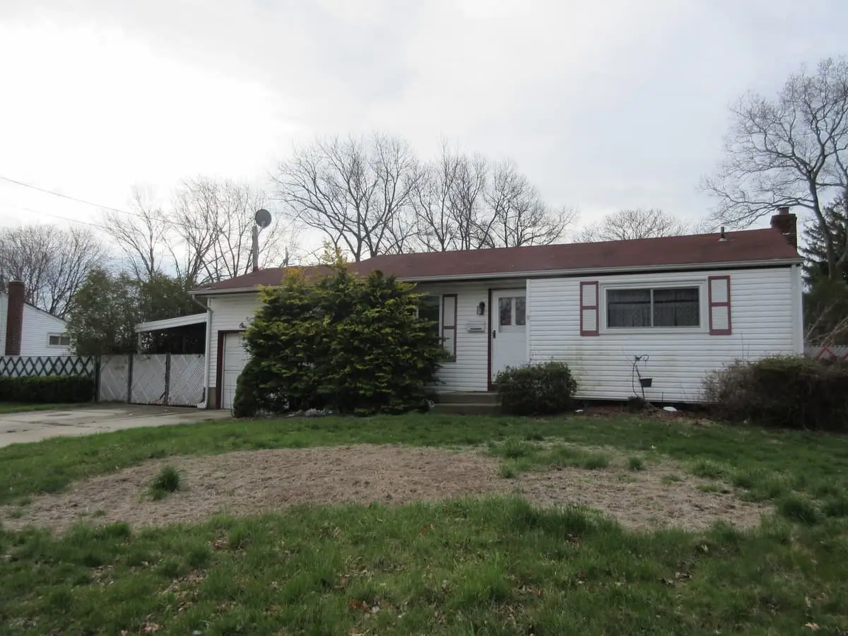 Selling a multi-family house in Brentwood: ranch behind an overgrown lawn with a dirt patch